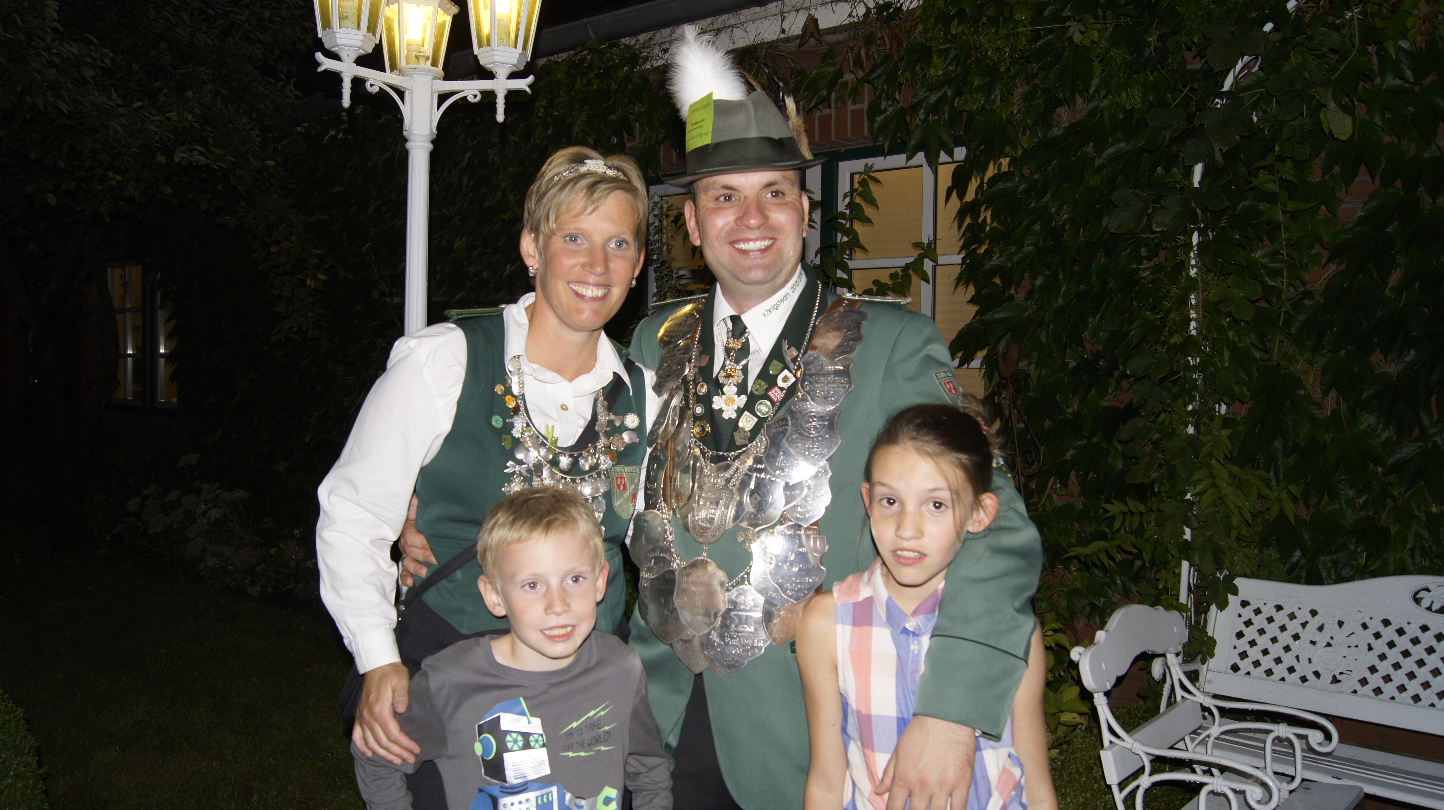 Strahlender König: Claus Rieper mit seine Frau Andrea und den Kindern Ann-Kathrin und Jan Peter