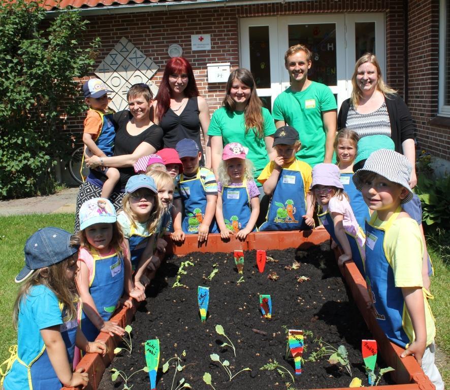 Am neuen Hochbeet: (hi., v. li.): Yvonne Behr, Sandra Meyer, Hanna Schnell, Marcel Pein und Katja Melüh mit den Kita-Kindern
