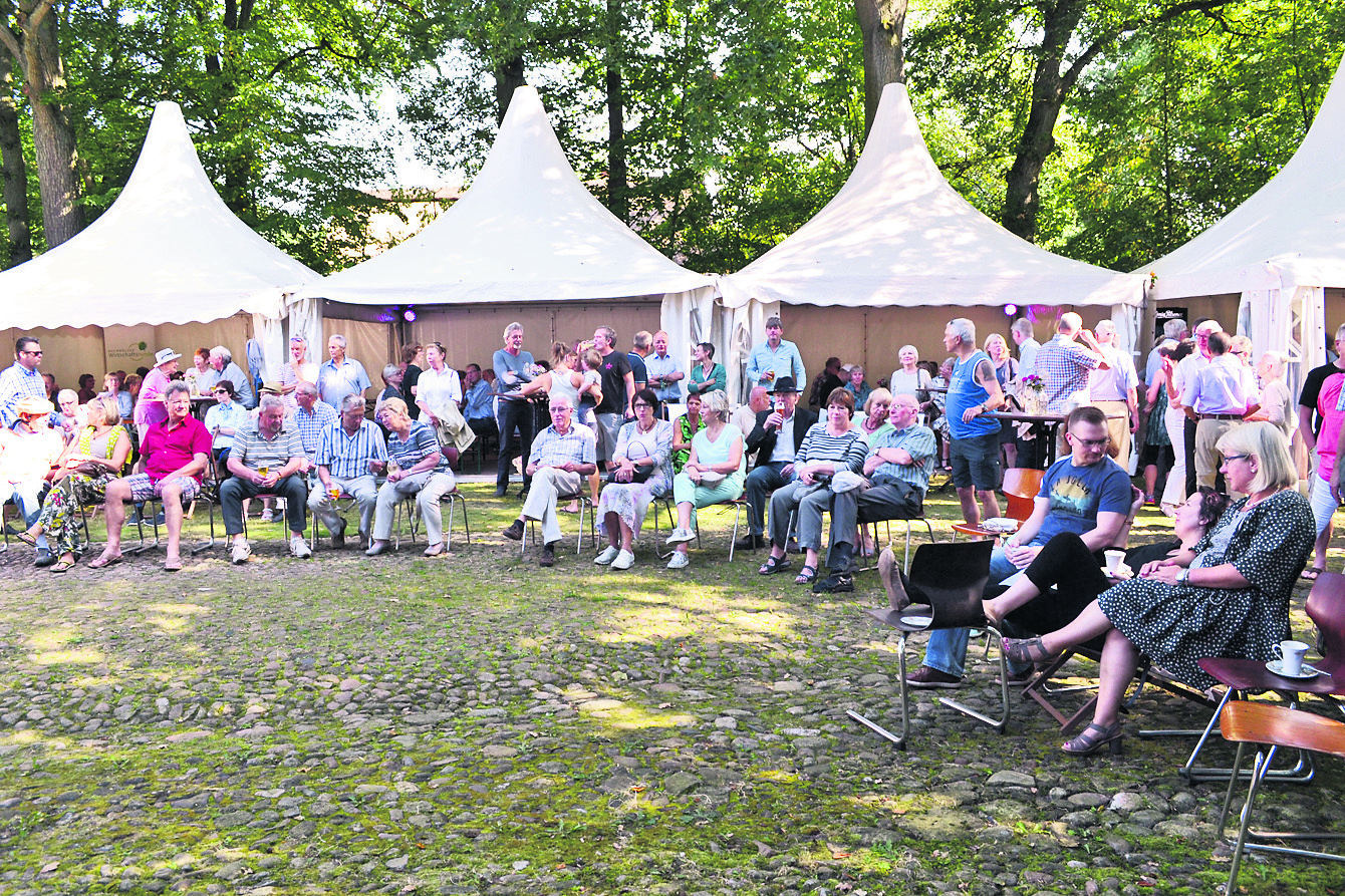 Hunderte Besucher fanden sich zum sonntäglichen Frühschoppen unter dem Motto „Klassik Familiär“ auf dem „Oarns Hoff“ ein