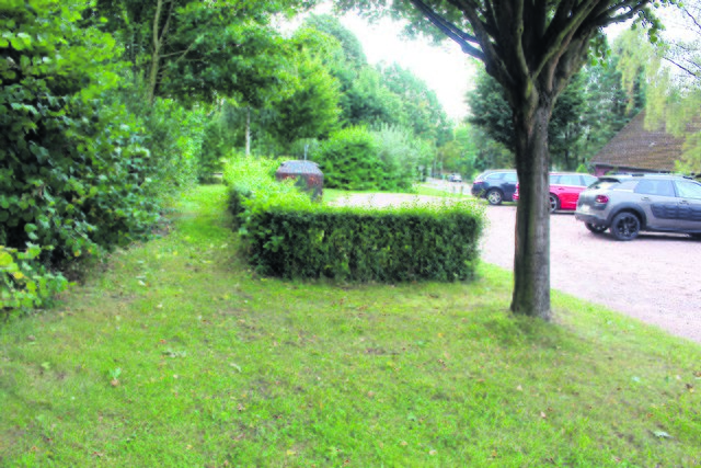 Jetzt ist es amtlich: Auf dieser Fläche am Kirchweg, die noch als Parkplatz genutzt wird, soll die neue Kita in Vahrendorf entstehen