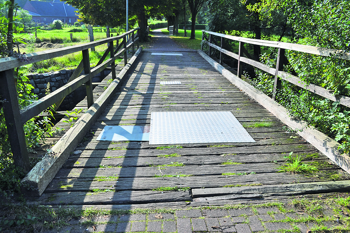 Die Estebrücke wurde mit Blechen provisorisch geflickt