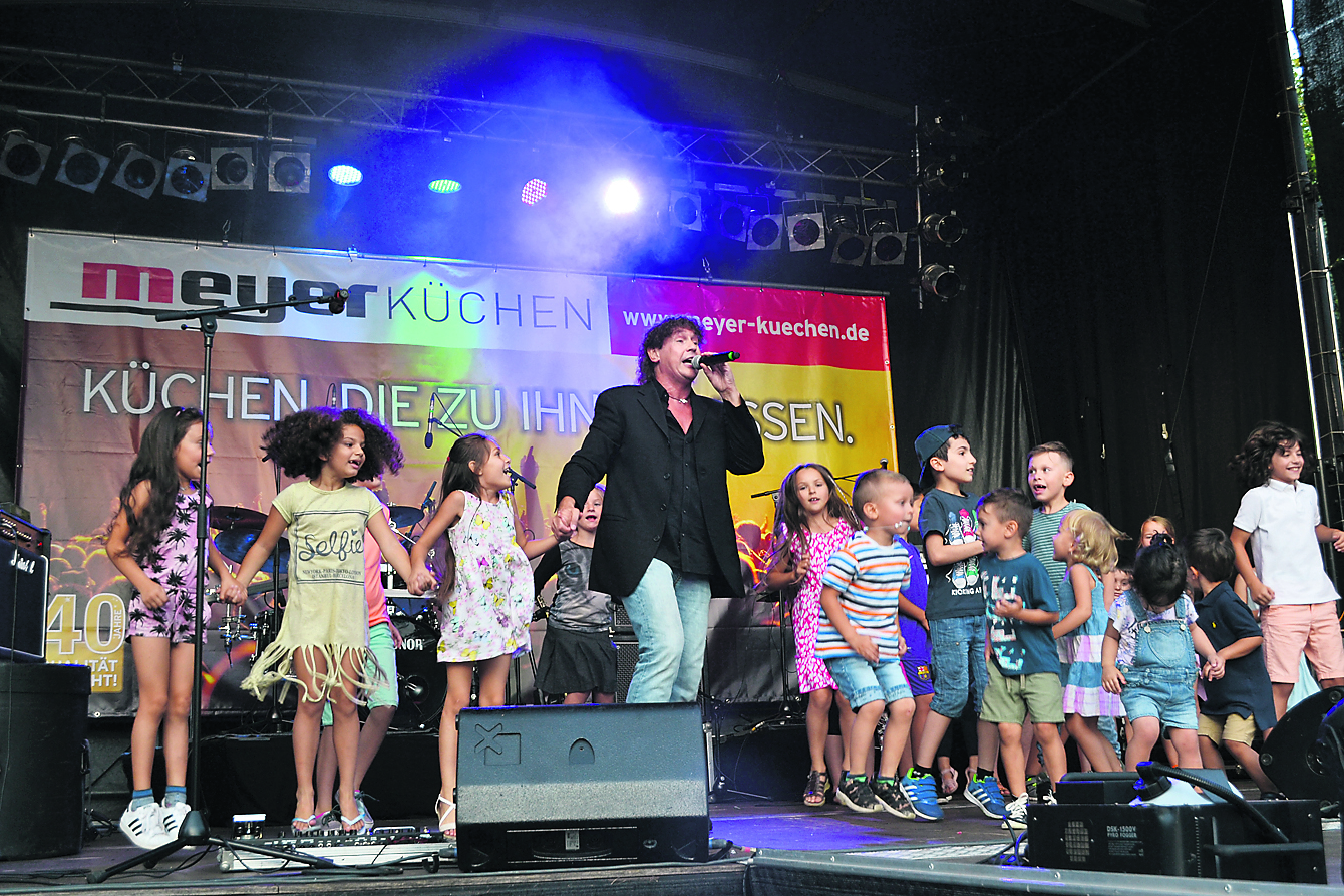 Pascal Krieger sang mit den begeisterten Kindern „Heut‘ ist so ein schöner Tag“