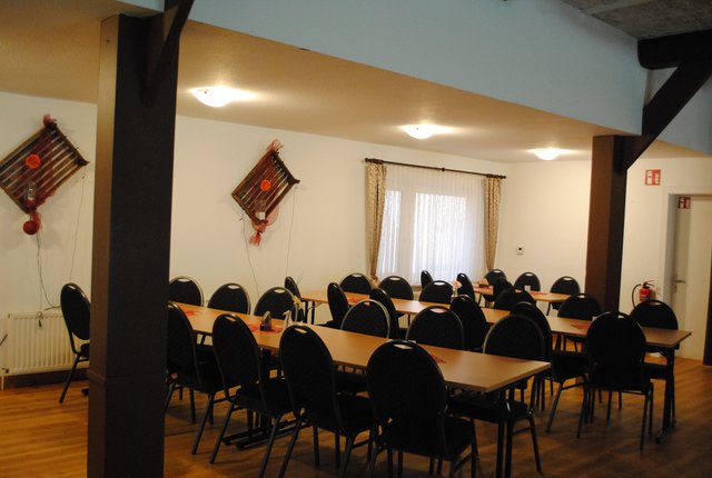 Im Saal finden mit Tanzfläche bis zu 200 Personen Platz