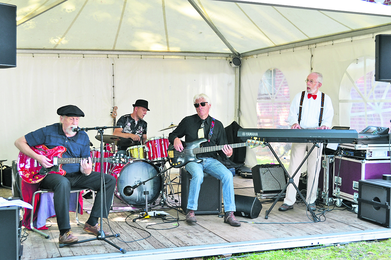 Die „B.J. Hegen Blues Band“ um Gitarrist und Sänger B.J. Hegen (li.)
