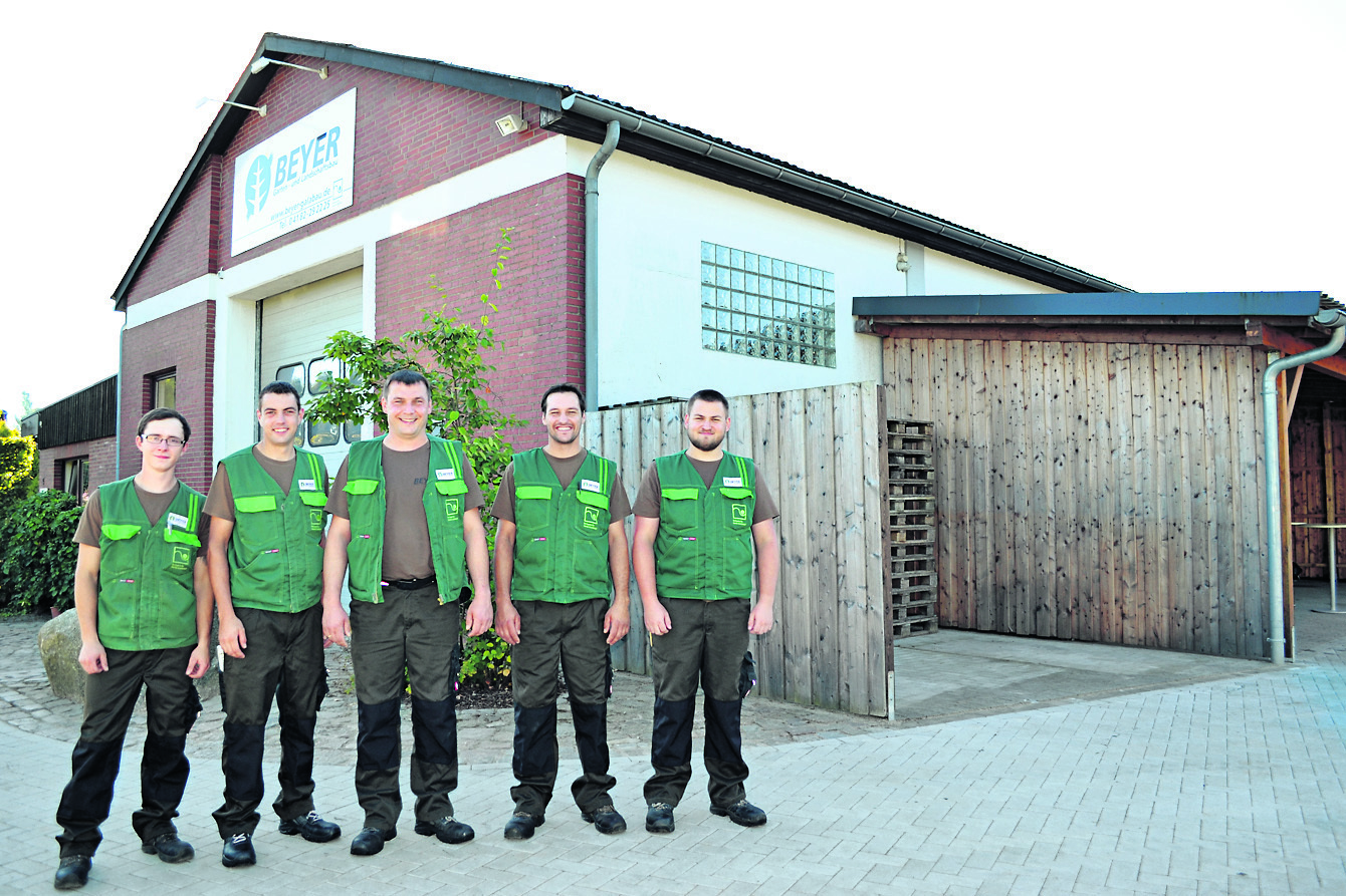 Das Team von Beyer Garten- und Landschaftsbau (v. li.): Geselle Stephan Strekies, Meister Malte Meyer, Inhaber Dierk Beyer sowie Geselle Mauro Althaus und der Auszubildende Hauke Brunkhorst