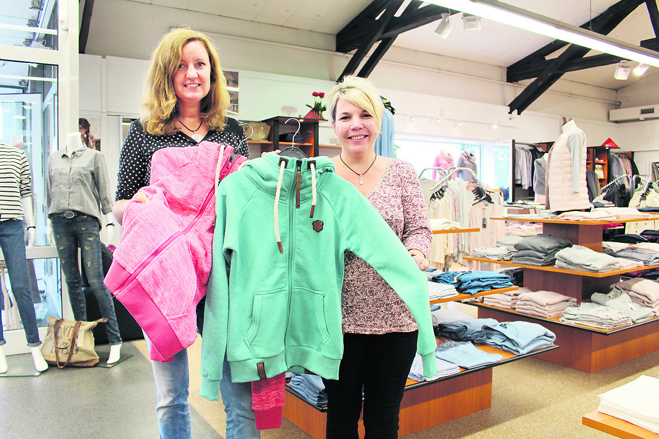 Carina Jungs (li.) und Nicola Paschelke zeigen Modelle des Trend-Labels Naketano