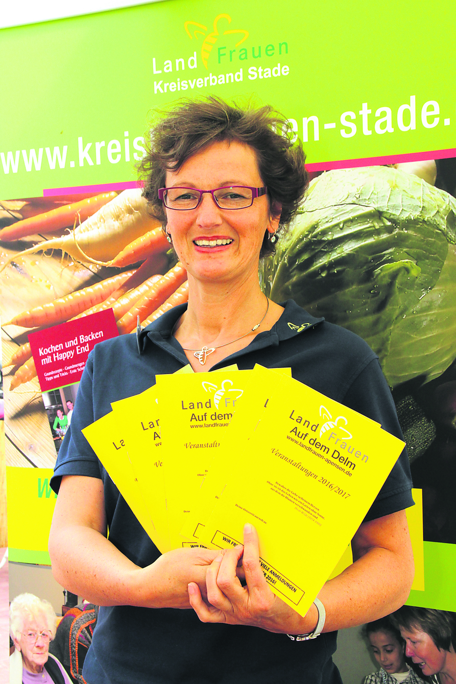 Landfrauen-Vorsitzende Andrea Beckdorf präsentiert das neue Programm