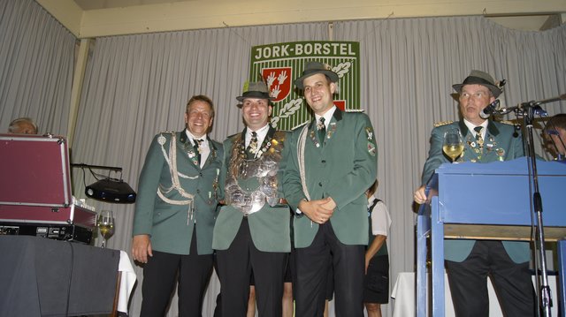 Schützenkönig Claus Rieper (Mitte) mit seinen Adjutanten Malte Petersen (li.) und Christoph Schuster. Die Proklamation übernahm wie immer Schützenpräsident Volker Garrn (re.)