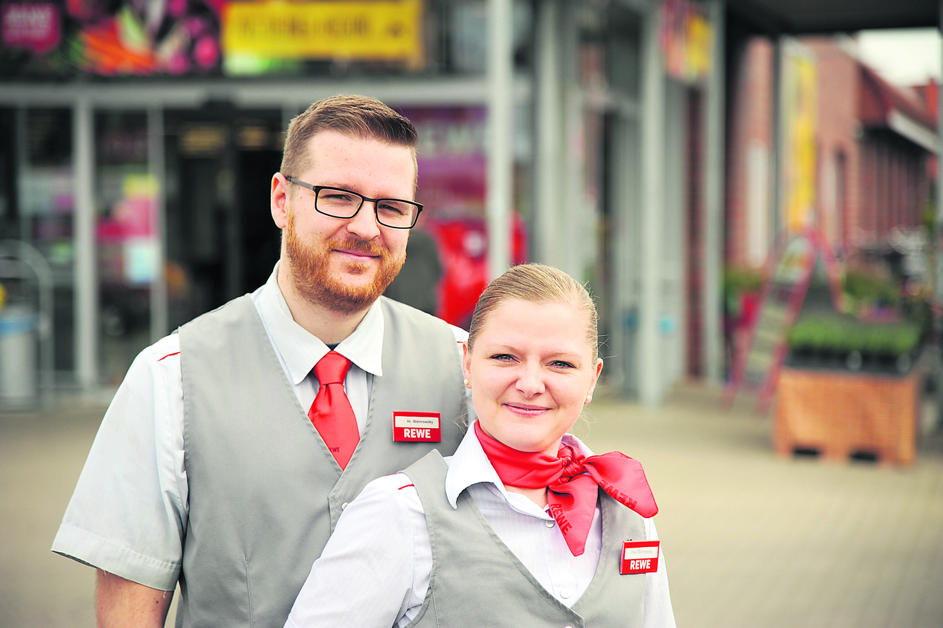 Stefan und Nicole Weinrowsky setzen im neuen Markt in Drochtersen das neueste Rewe-Konzept um
