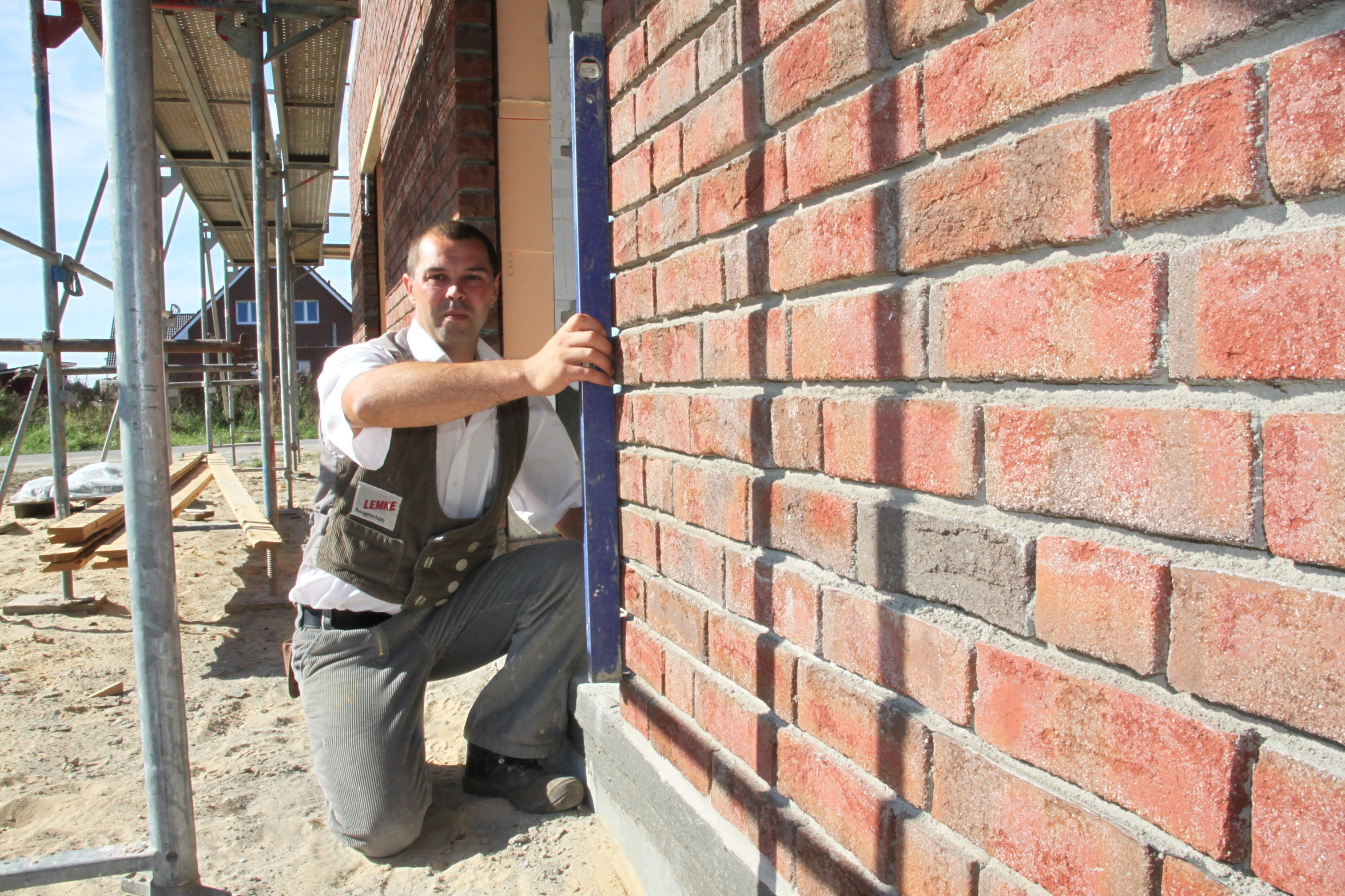 Ist die Mauer gerade? Alexander Stang prüft die Steinwand mit der Wasserwaage