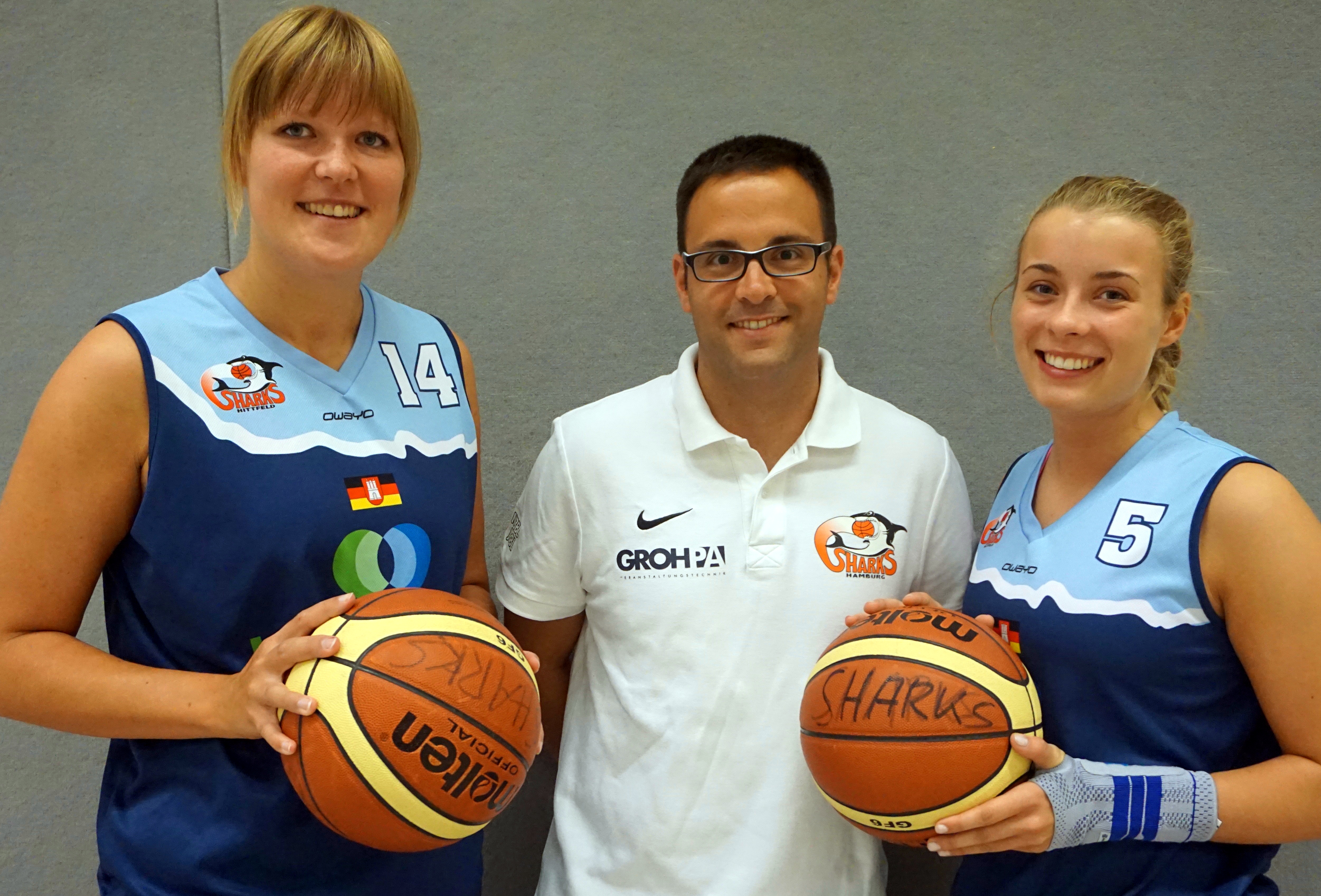 Der Hittfelder Head Coach Jordi Munoz mit seinen Neuzugängen:Sabrina Lange (li.), und Caroline Amelung (re.)