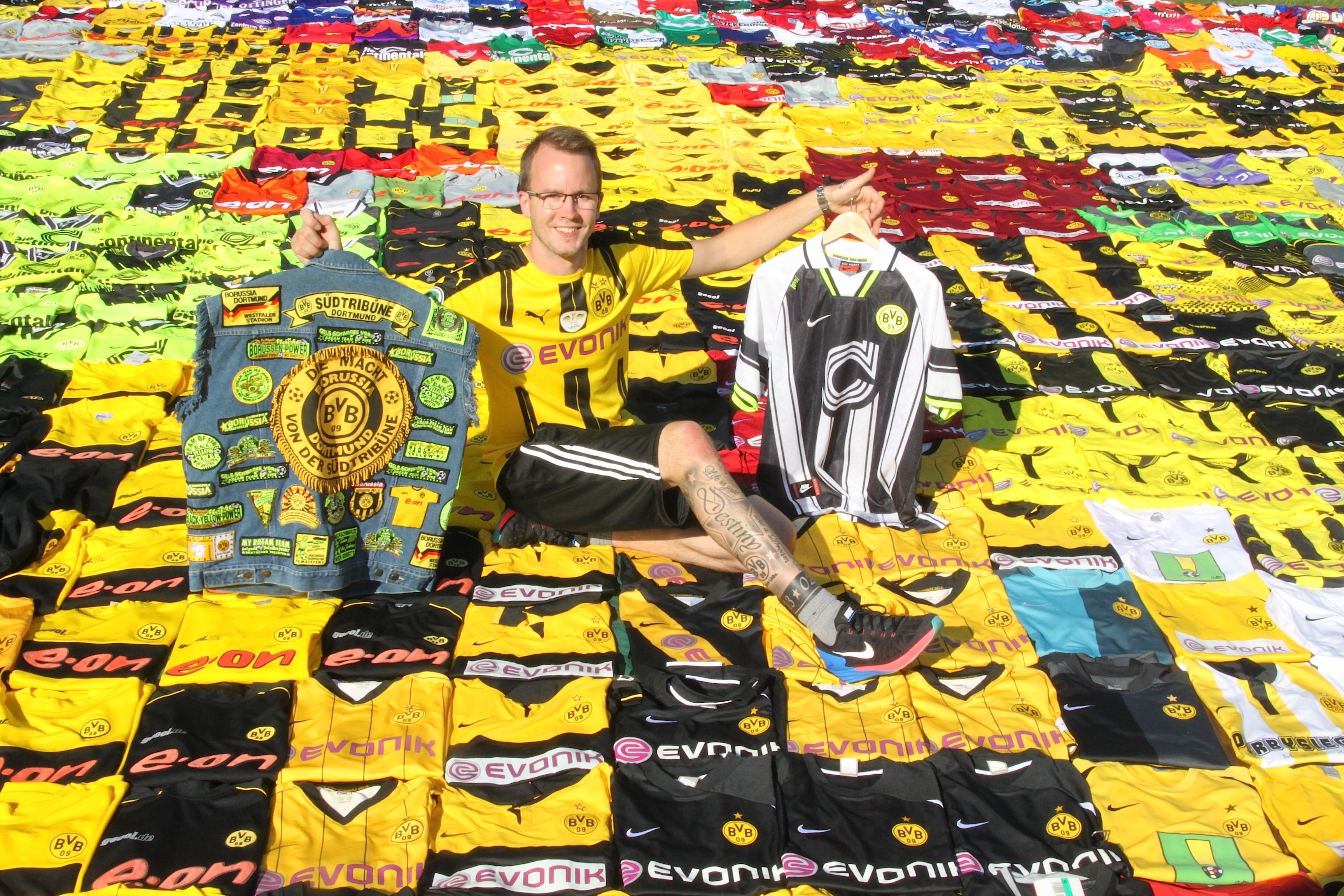 Alles Originale, die meisten beflockt mit Nummern und Spielernamen: Bei Fußballtrikots wird Michael Breuer aus Drochtersen schwach