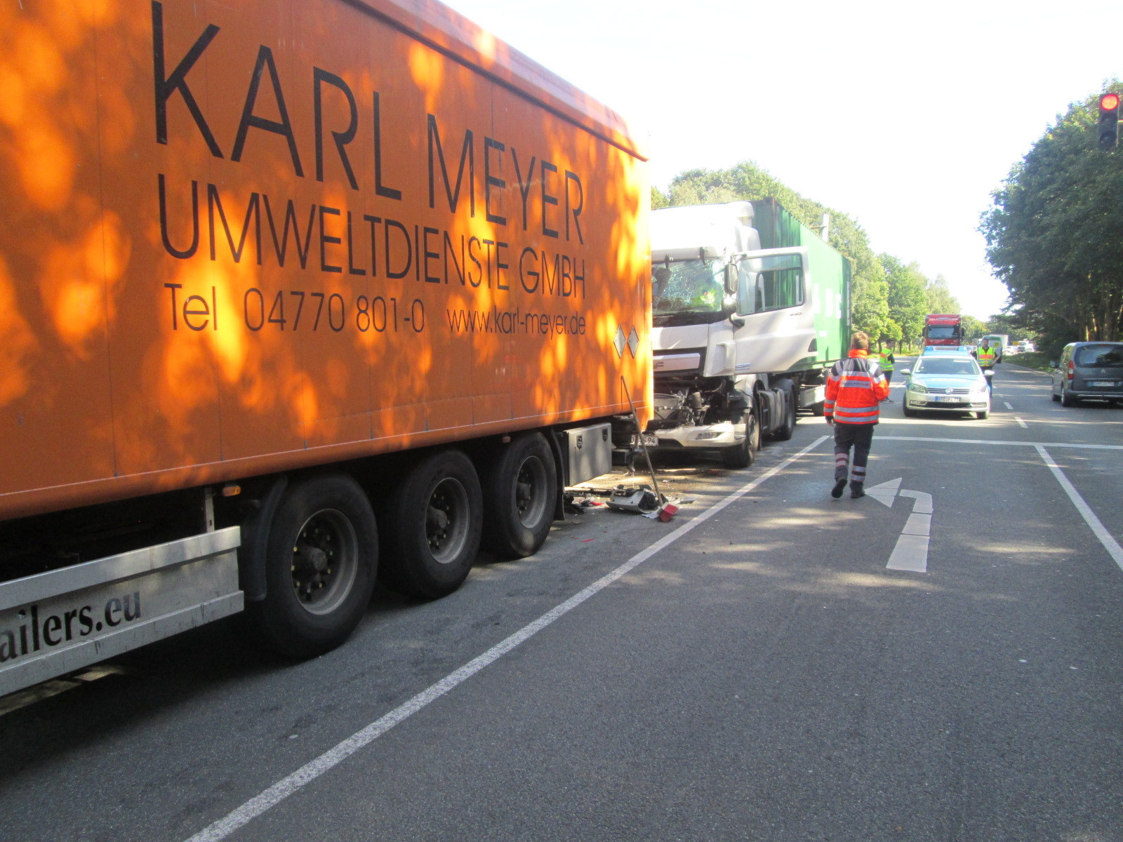 Drei Lkw und ein Auto wurde erheblich beschädigt