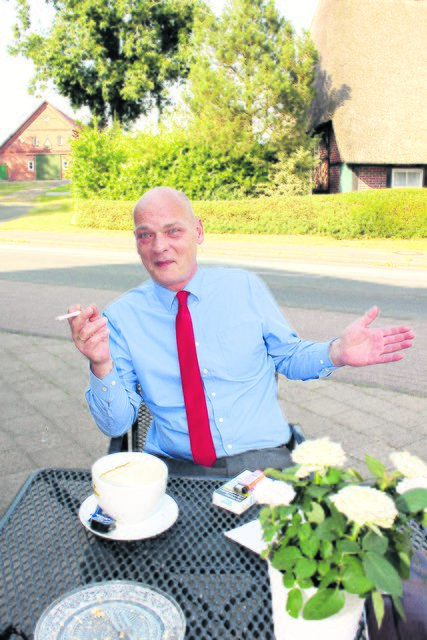 Das typische Politiker-Gehabe hat Manfred Balzer schon gut drauf: Der "Polit-Rebell", der zu den Kommunalwahlen antritt, unterlegte seine Sätze im WOCHENBLATT-Gespräch mit den ganz großen Gesten