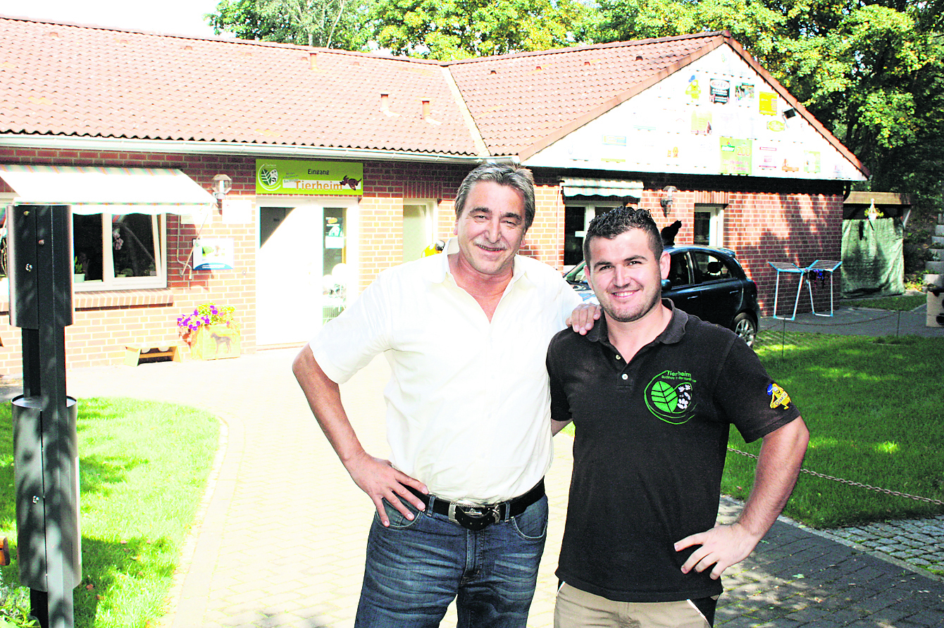 Rolf Schekerka (li.) hat Marenglen Pisha im Tierheim eingestellt