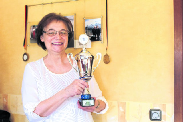 Stolz zeigt Skatspielerin Jutta Geiß ihre Trophäe: Sie ist „World Champion Senior Ladies“