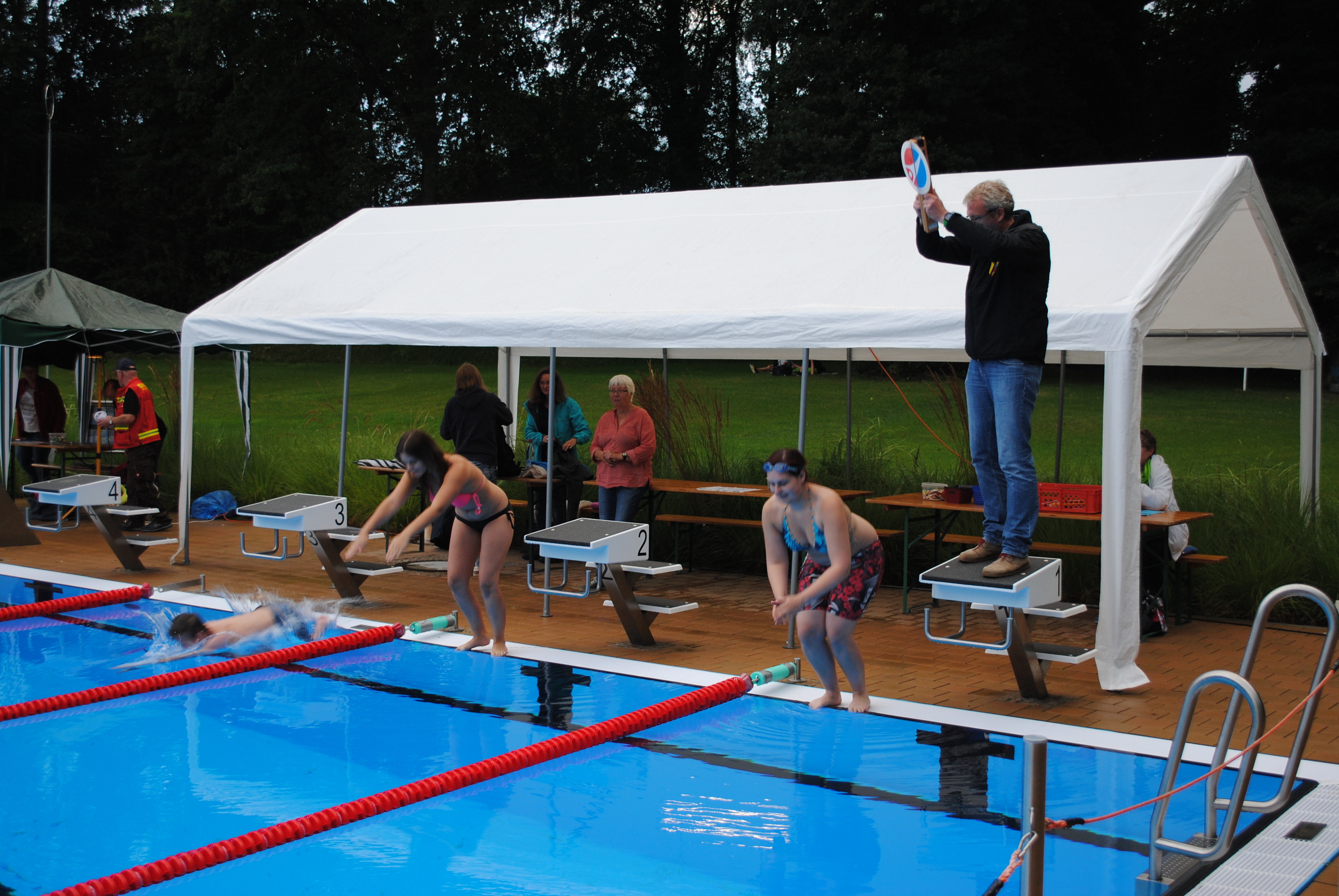 Auf die Plätze, fertig, los: Schützenkönig Dirk Hornbostel gab den "Startschuss" zum Zwölf-Stunden-Schwimmen