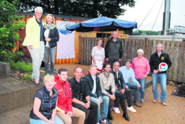 Starke Unterstützung: Schützenkönig Dirk Hornbostel (re.) und DLRG-Chefin Elisabeth Mestmacher (li. daneben) freuten sich über das Engagement der Sponsoren