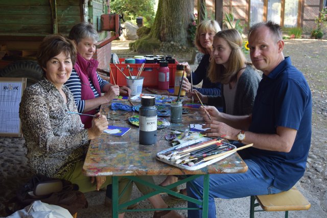 Erstellten ein Gemeinschaftsbild: Verschiedene Besucher des Kunstfestes malten gemeinsam für den Verein "KuKuK" eine grenzenlose Europakarte