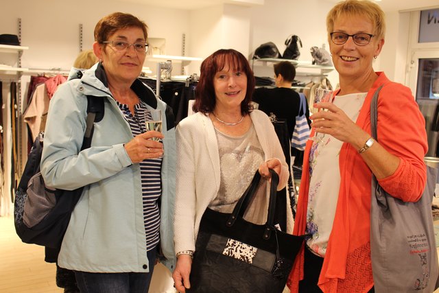 Kirsten Michael (li.) und Regina Lauricks (re.) genossen bei einem Glas Sekt die gute Beratung von Kornelia Voss (Ursula Krohn Moden)