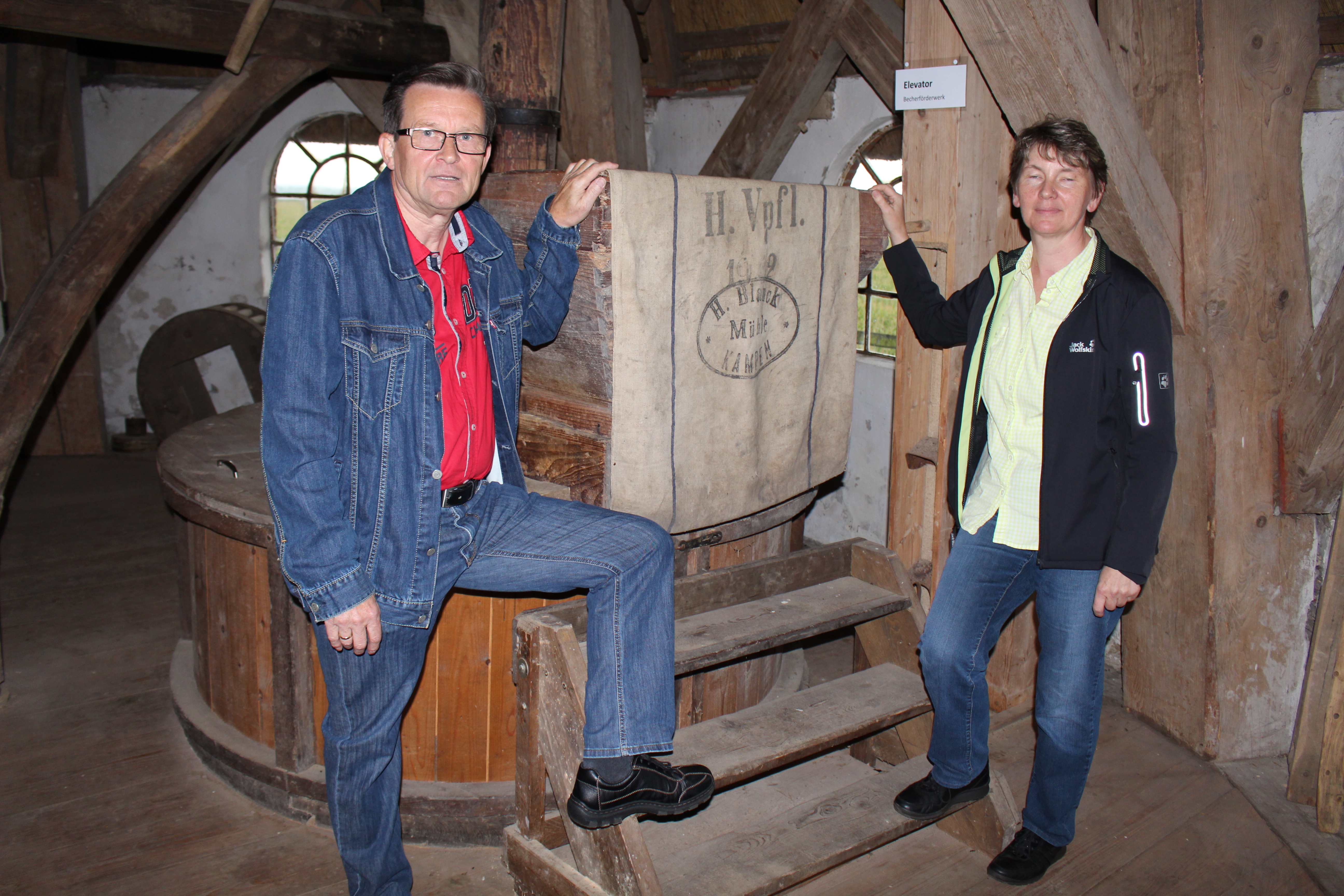 Fred-Kennet Wengert und Elke Münster hoffen auf eine rosige Zukunft für die Windmühle in Kampen