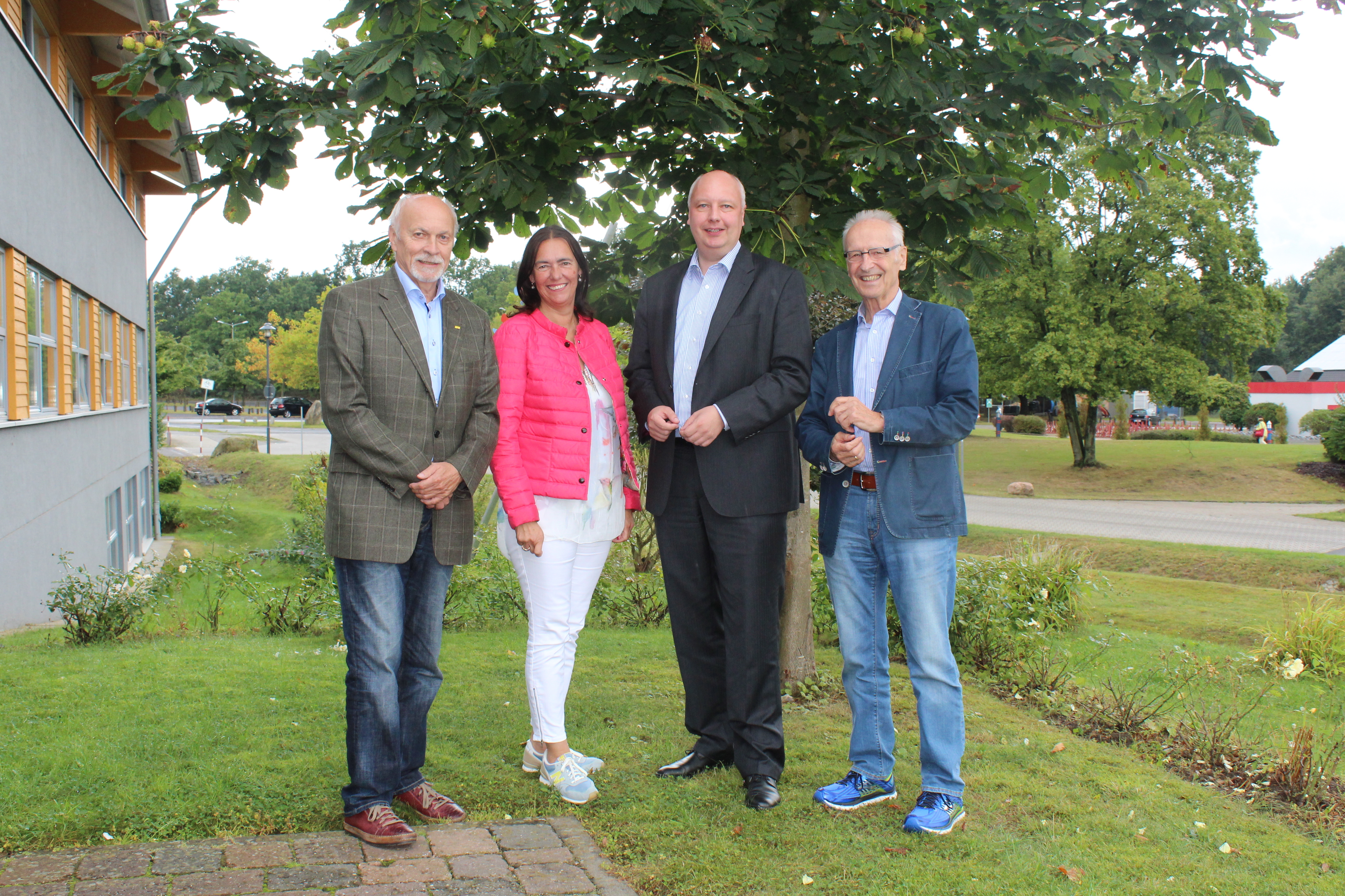 Der stv. Fraktionsvorsitzende Jörg Bode (2. v. re.) besuchte Wilhelm Pape, Nicole Bracht-Bendt und Arno Reglitzky von der Buchholzer FDP