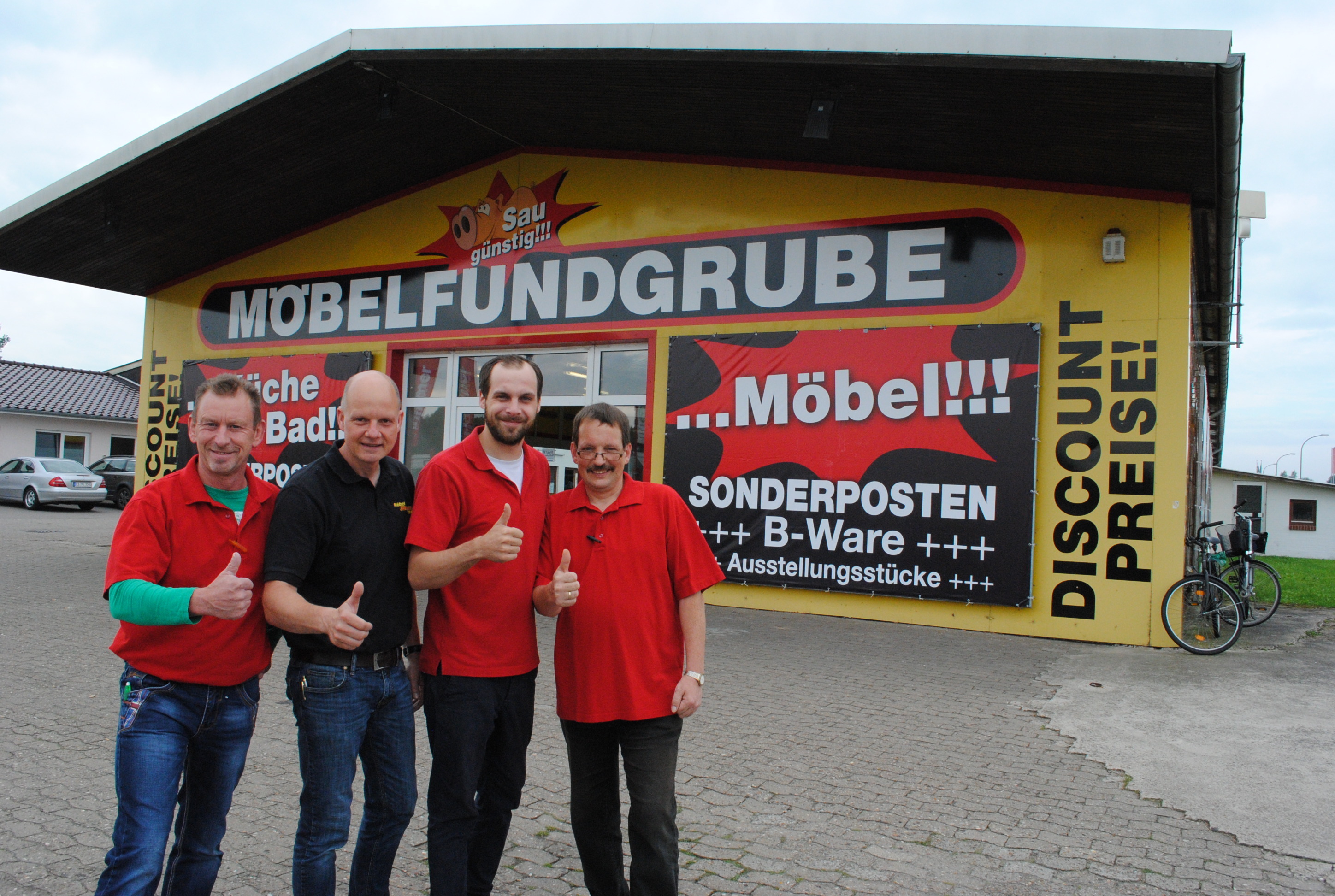 Arndt Grube (2. v. li.) und sein Team von der Möbelfundgrube