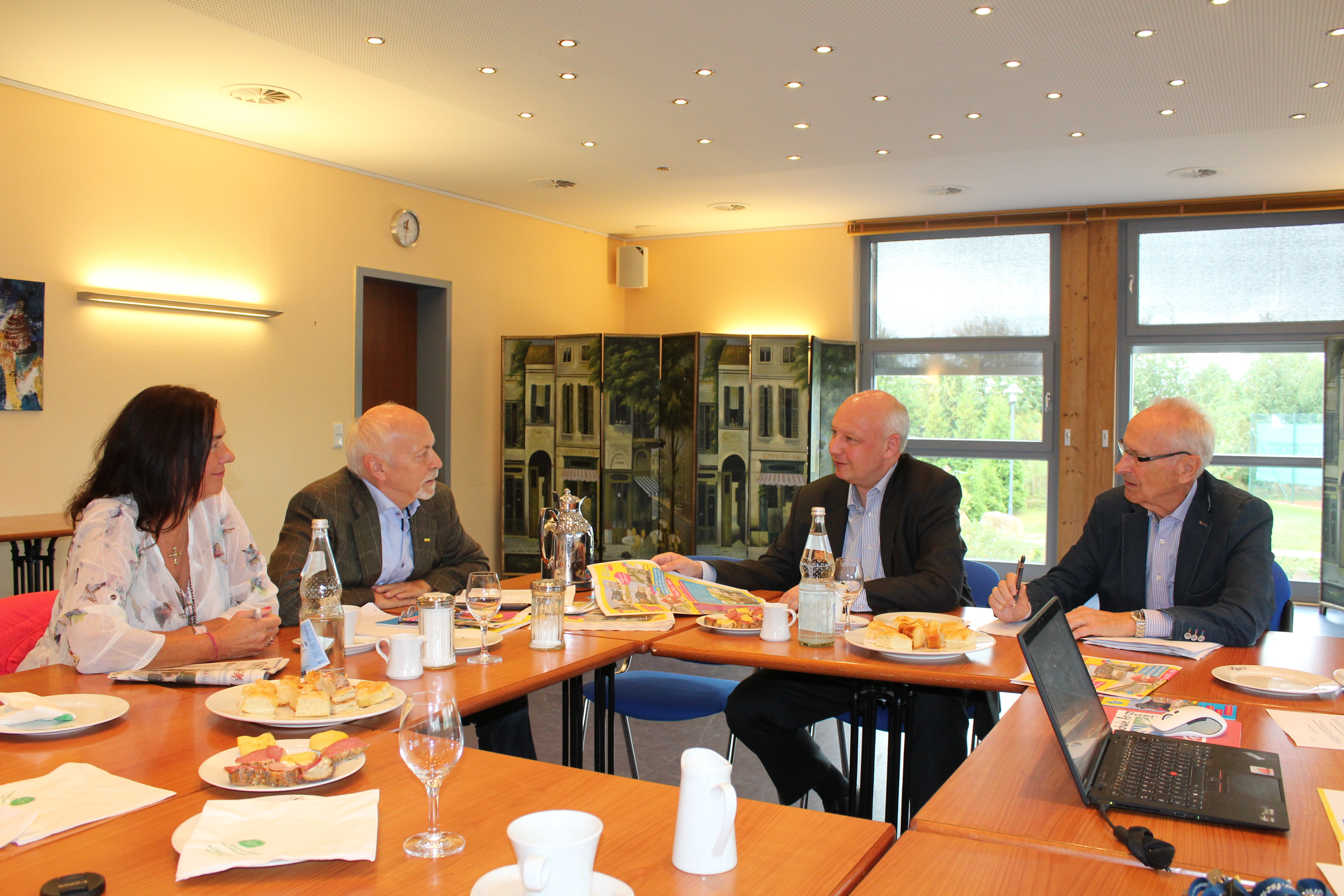 Nicole Bracht-Bendt (v. li.), Wilhelm Pape, stv. FDP-Fraktionsvorsitzender Jörg Bode und Arno Reglitzky im Gespräch