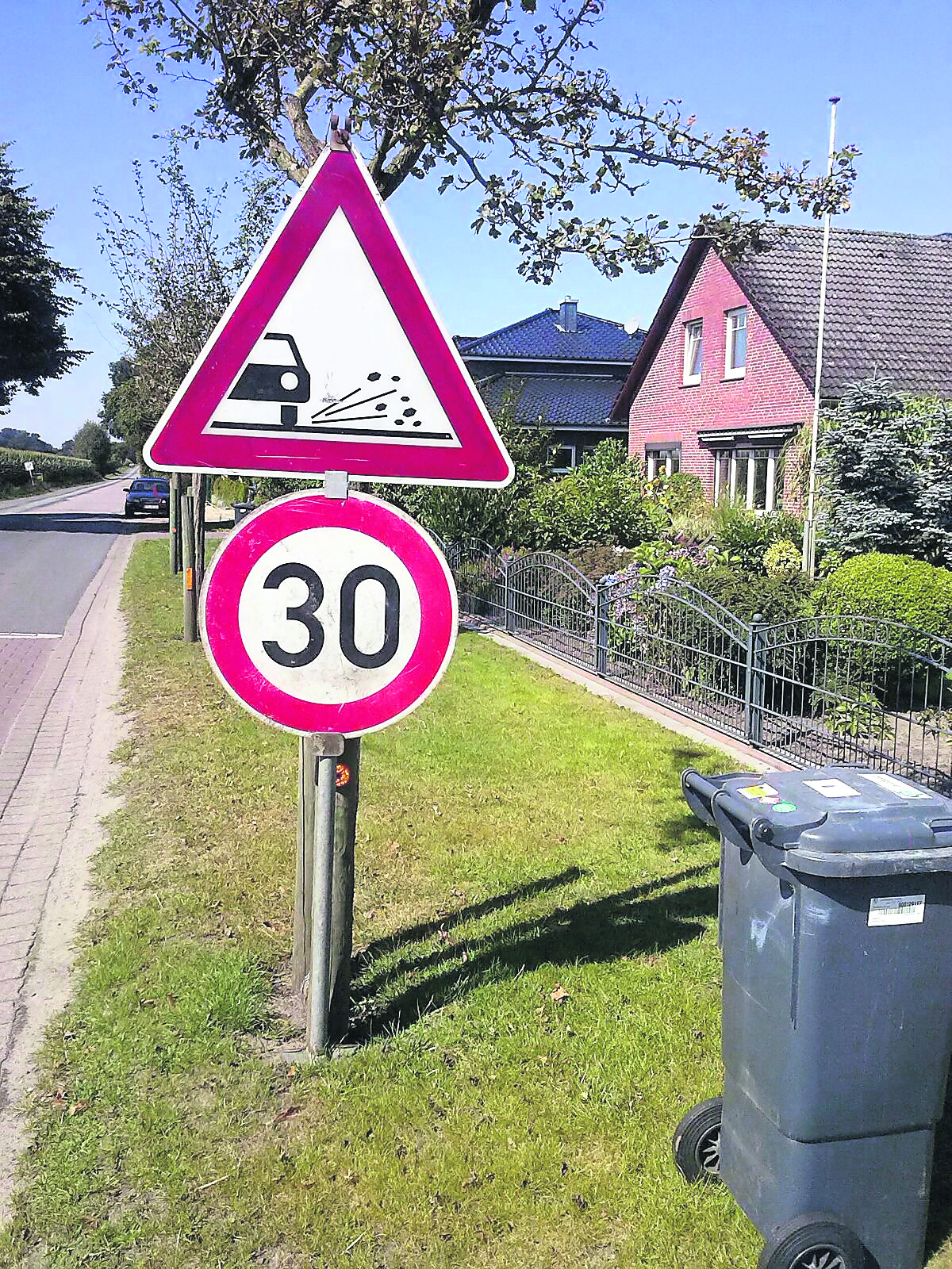 Tempo 30 gilt im gesamten Dorf, trotzdem wurde innerorts dieses Extra-Schild aufgestellt