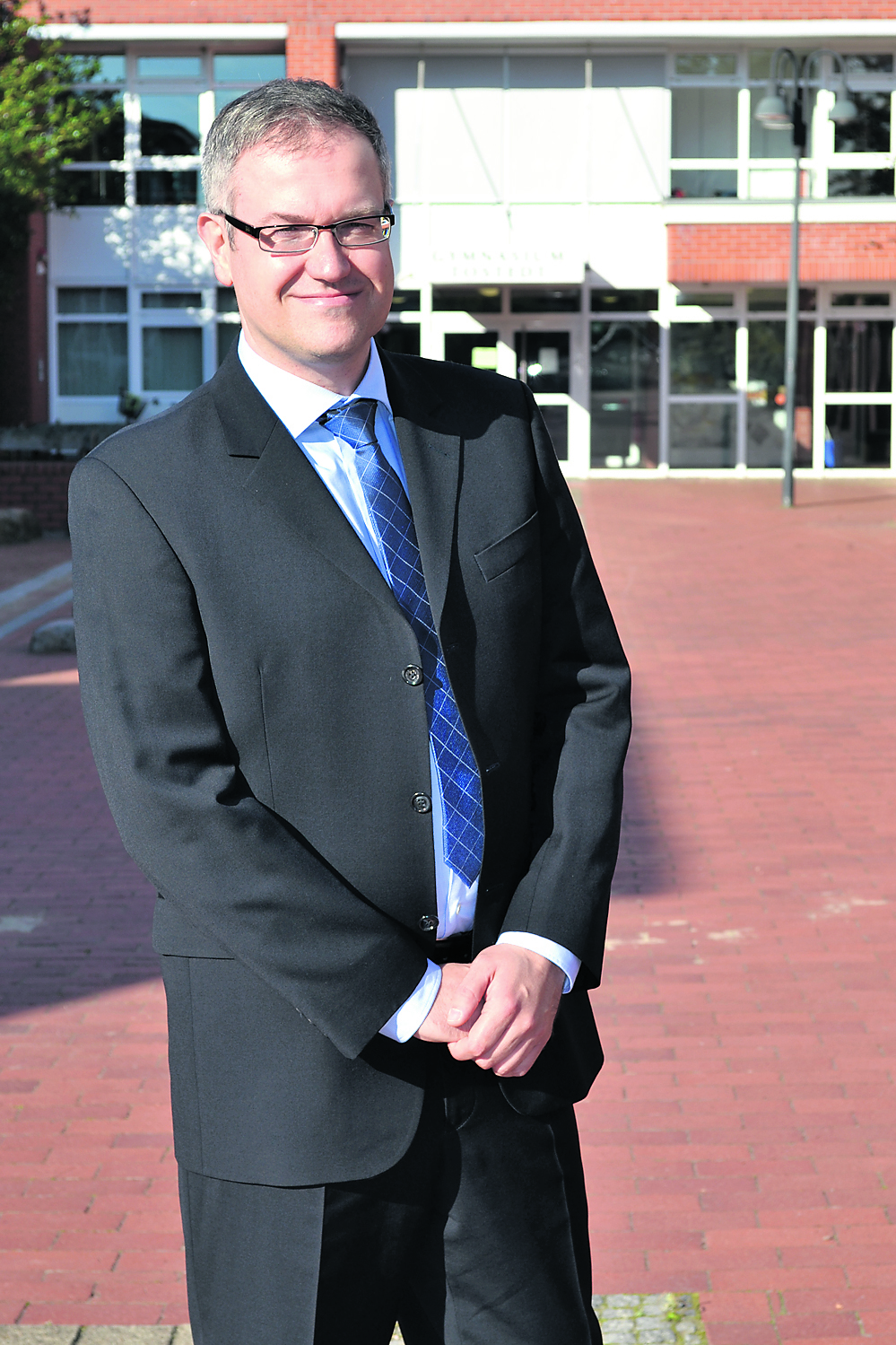 Stefan Birkner vor dem Tostedter Gymnasium