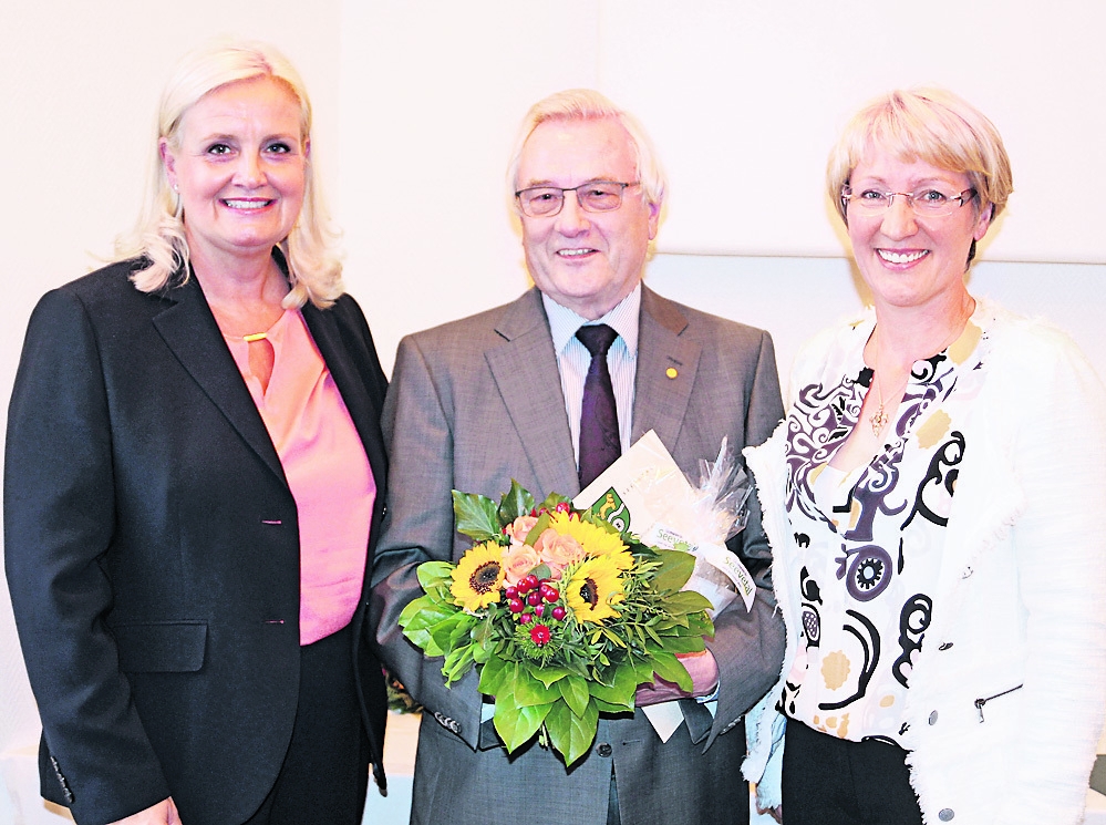 Fleestedts scheidender Ortsbürgermeister Adolf Wendt mit Martina Oertzen (li.) und Anette Randt