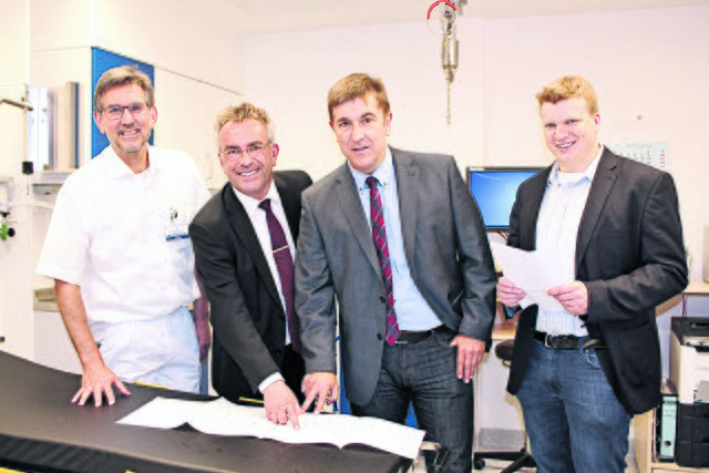 Sie stellen das Neubau- und Sanierungsprogramm vor (v.li); Chefarzt Dr. Andreas Kleinheinz, Betriebsleiter Arturo Junge, Geschäftsführer Siegfried Ristau und Ramon Kordt vom Baumanagement
