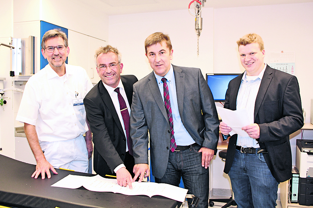 Sie stellen das Neubau- und Sanierungsprogramm vor (v.li); Chefarzt Dr. Andreas Kleinheinz, Betriebsleiter Arturo Junge, Geschäftsführer Siegfried Ristau und Ramon Kordt vom Baumanagement