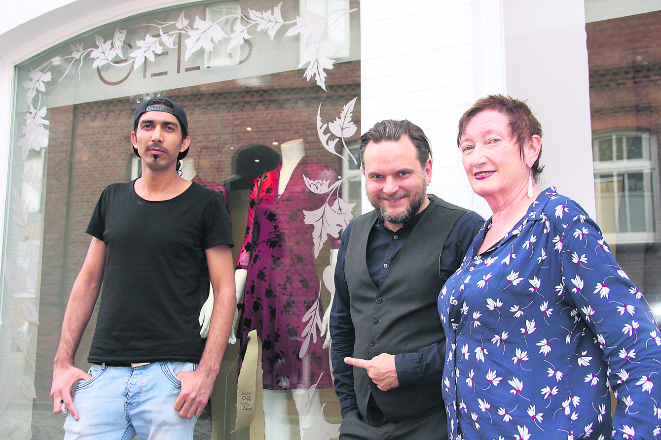 Bewundern Mohamad Molhems (li.) Werk: Bettina Weingärtner und Bastian Renck