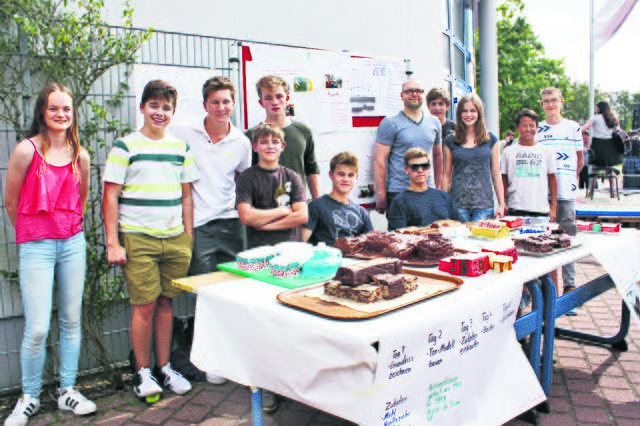 Diese Projektgruppe backte Modelle des AEG aus Kuchenteig und Ton