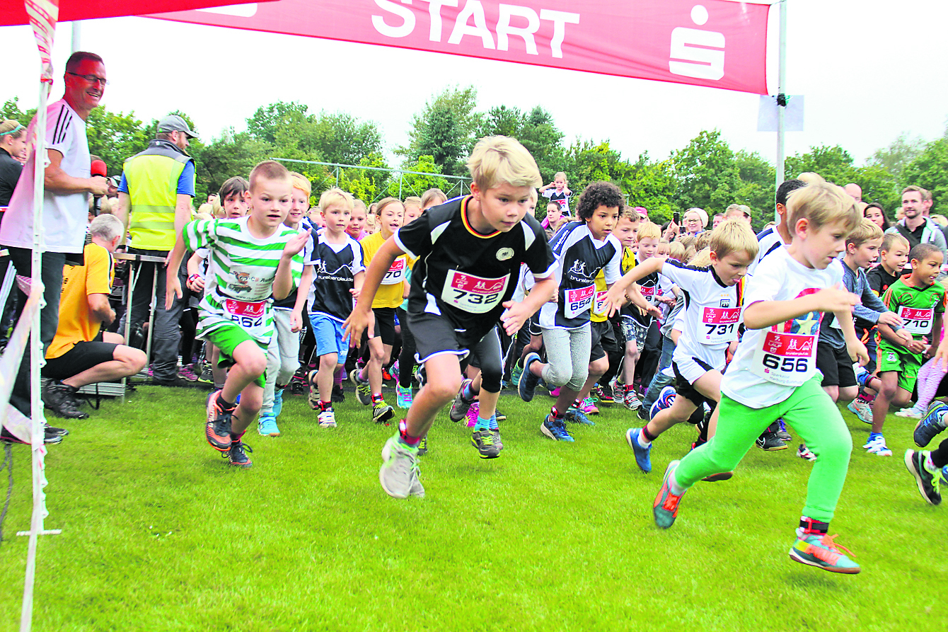Los geht‘s: Start des Kinderlaufs der Jahrgänge 2007 bis 2010. Mitorganisator Michael Wiese (li.) moderierte das gesamte Lauf-Event