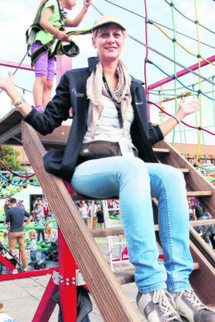 Nicole Werk von "Stade aktuell" auf der Treppe des Kletterparks