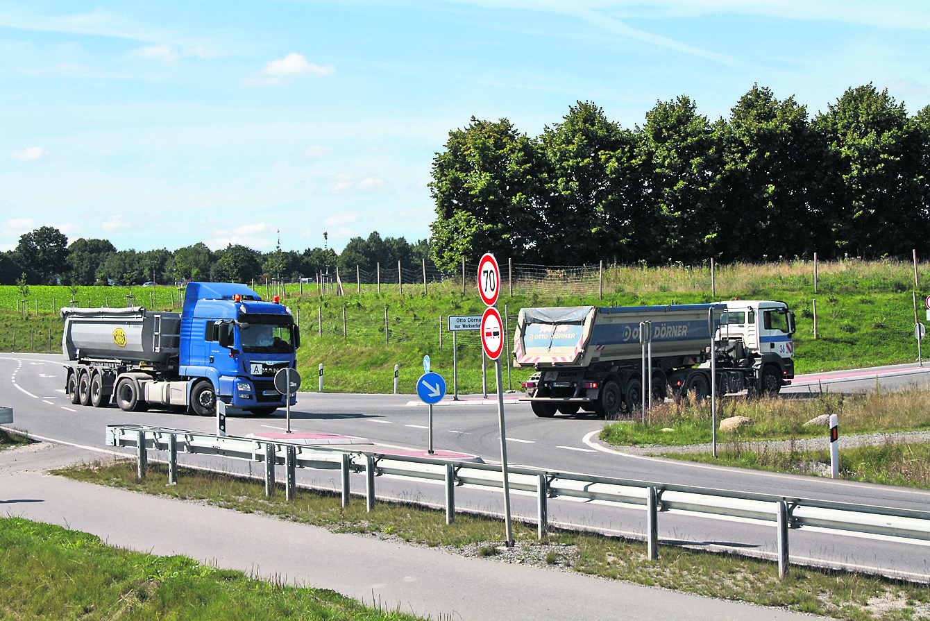 Auf dem Weg zur Westumfahrung kommen sie durch Klecken: die Lkw der Firma Otto Dörner
