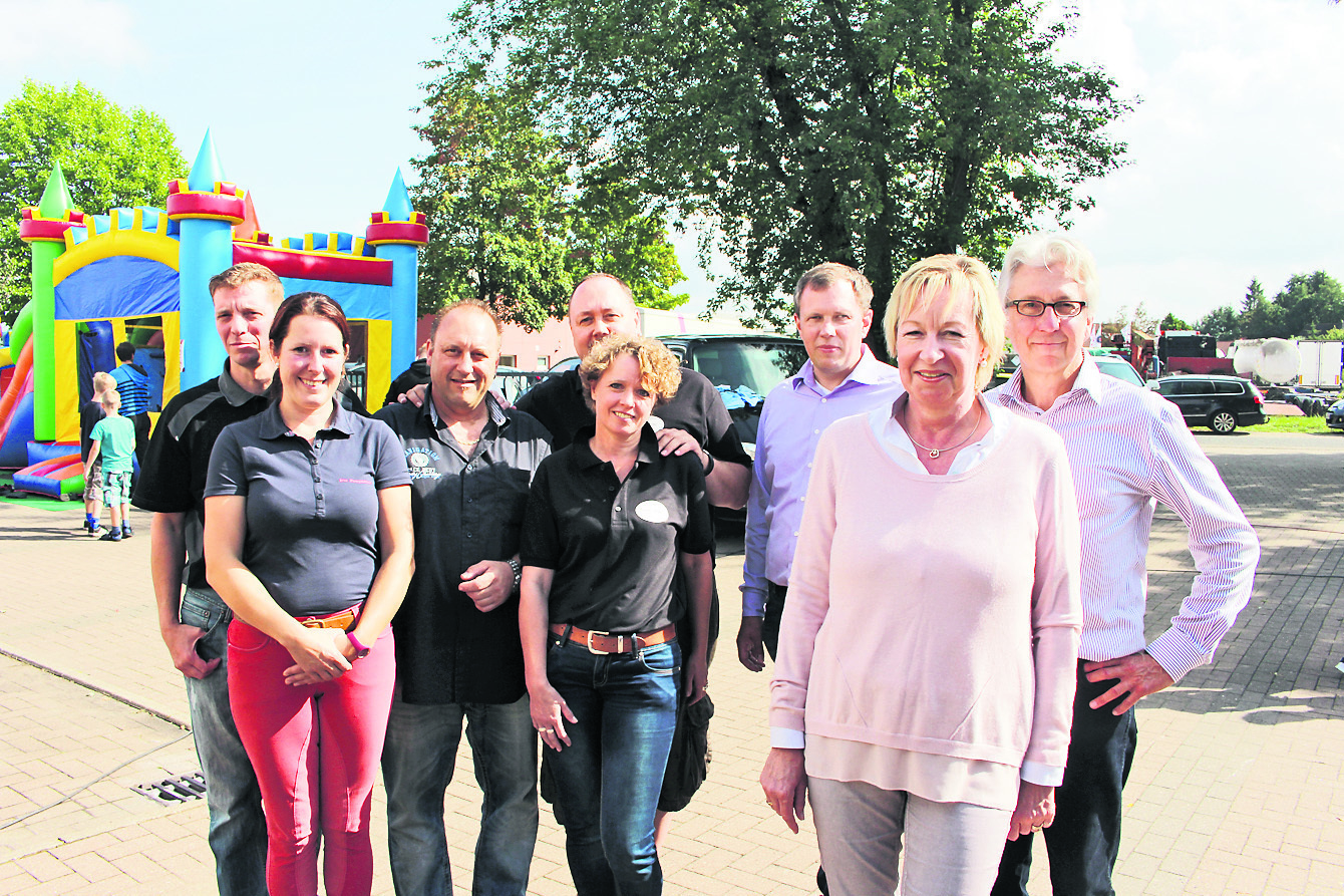 Die Menschen hinter "Halle 14" (v.li.): Marco und Bianca Moje, Bert Schefczyk, Tommy und Maria Karthe, René Westphal und Roland und Bettina Malberg