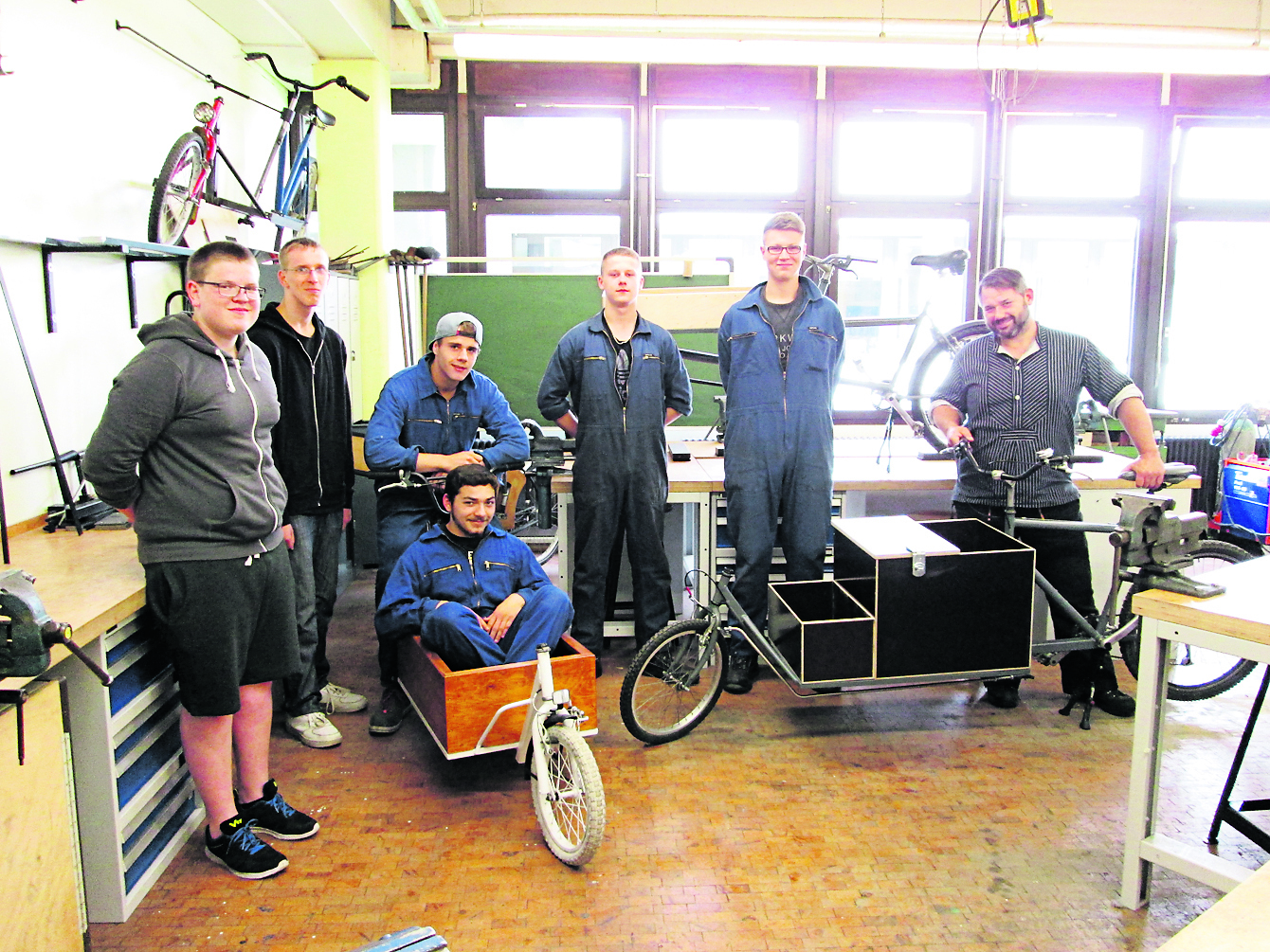 Ein tolles Projekt: Schüler der BEK und BVJ Hausmeister Dirk Brandenburger (re.) und zwei fertiggestellten Lasten-Bikes