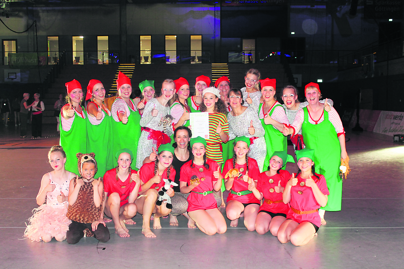 Für Weihnachtsstimmung mitten im Sommer sorgte die Akrobatikgruppe "Friends" mit ihrer Show "Im Wichteldorf"