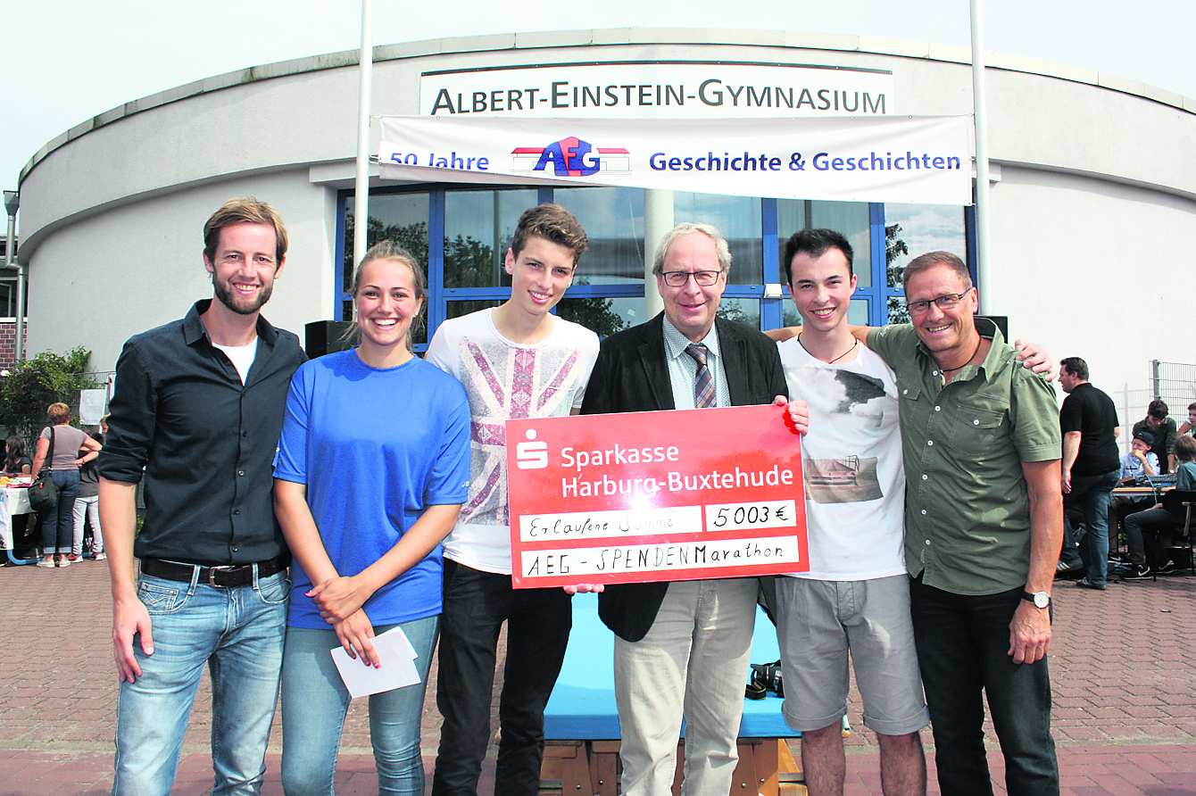 Die Organisatoren des Spendenlaufs sind stolz auf das Ergebnis: (v. li.) Markus Blume, Anneke Ratfeld, Noah Schlünss, Schulleiter Hans-Ludwig Hennig, Henry Wilcken und Michael Wiese