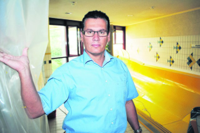 Betriebsleiter Jürgen Bußmann: Auch die 76 Meter lange Rutsche wird erneuert