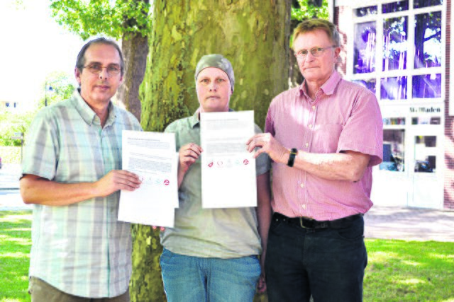 Mit dem offenen Brief an den Landkreis (v. li.): Pastor Gerald Meier, Anja Pelz von der Freien Evangelischen Gemeinde und Ulrich Graß vom Forum für Zivilcourage