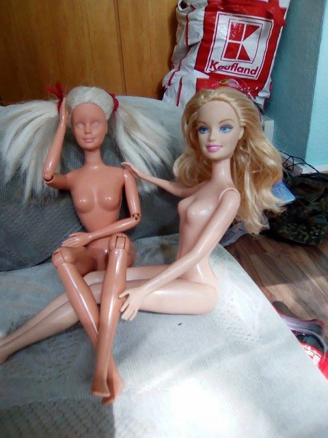 Zwei Barbies vor der Verwandlung | Foto: Monique Hübner