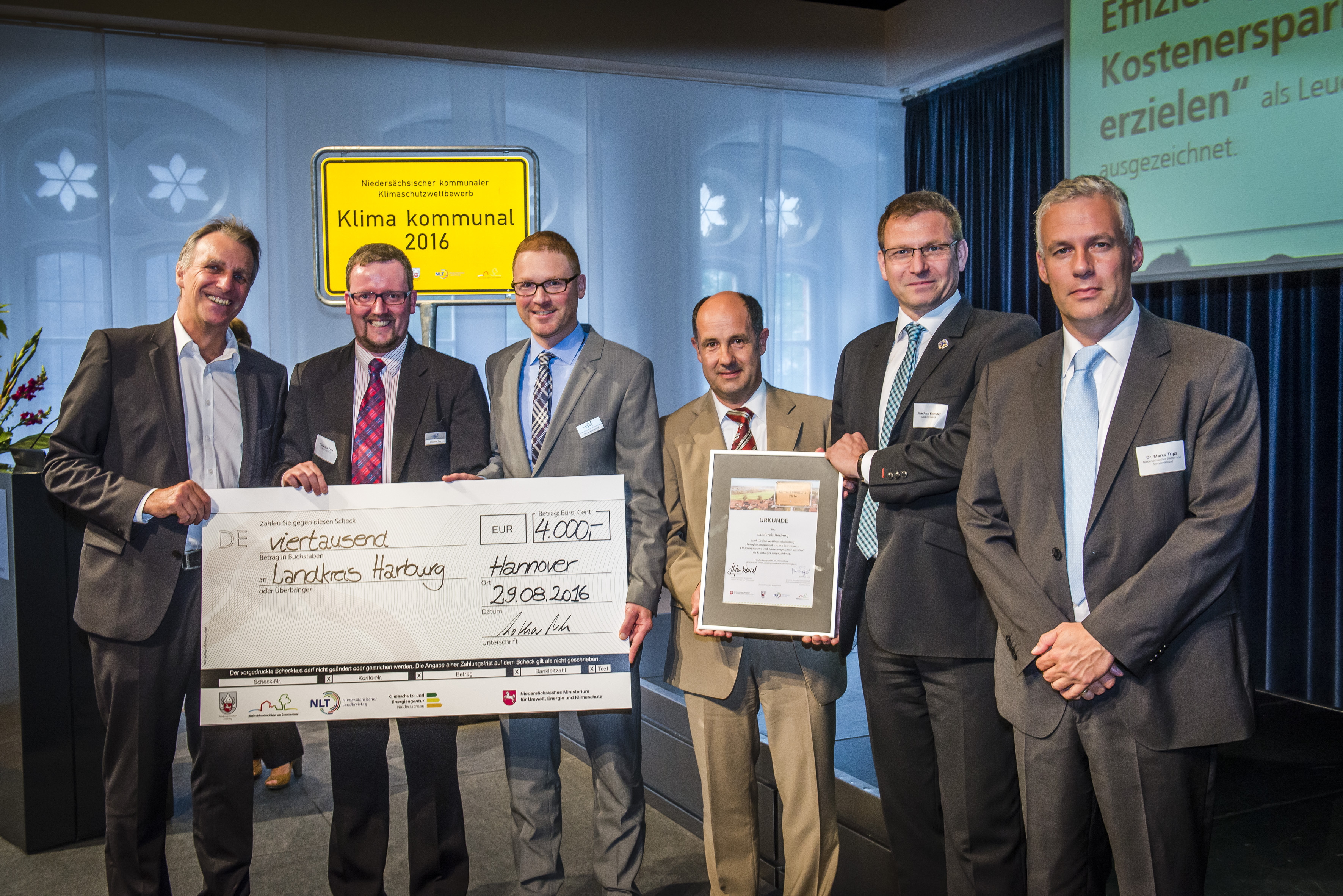 Das Energiemanagement des Landkreises Harburg wurde in Hannover ausgezeichnet. Darüber freuen sich (v. li.): Niedersachsens Umweltminister Stefan Wenzel, Christian Ters, Klimaschutzmanager Oliver Waltenrath, Jörn Petersen (Leiter Betrieb Gebäudewirtschaft), Joachim Baumart und Dr. Marco Trips