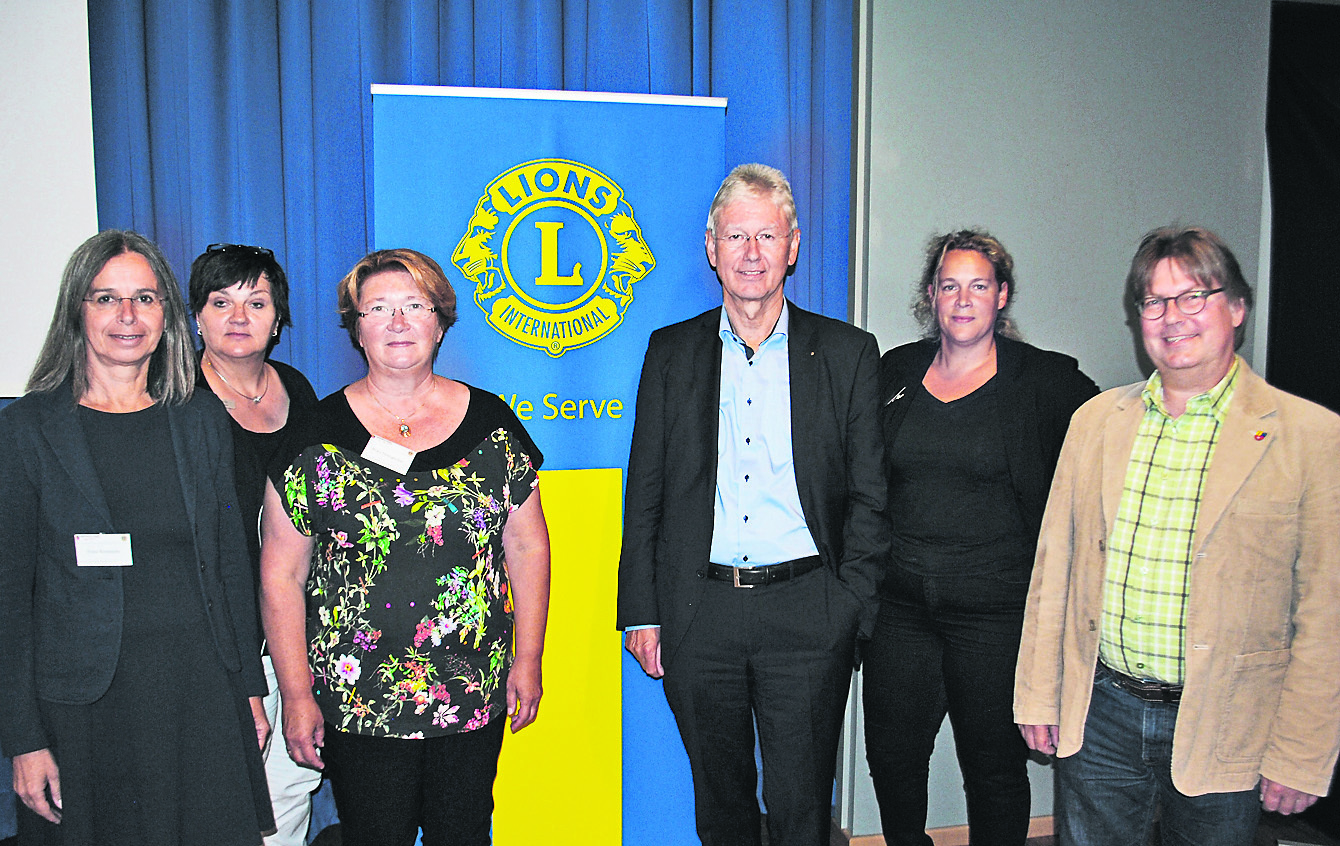 Organisatoren und Teilnehmer des Fachtags (v.li.): Referentin Branka Kramaric, Sozialdezernentin Susanne Brahmst, Referentin Karin Drangschat, Ulrich Sieg (Chairperson Lions Club), Kerstin Wichern (Landkreis Stade) und Jugendamtsleiter Jens Schreiber