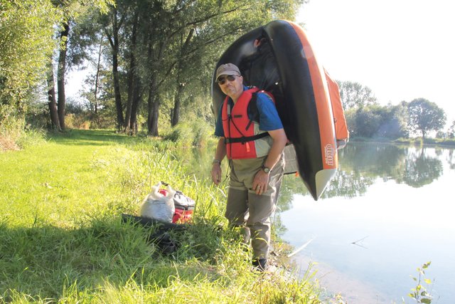 Gleich geht es los: Hendrik Wiegand mit seinem Belly-Boat am See-Ufer