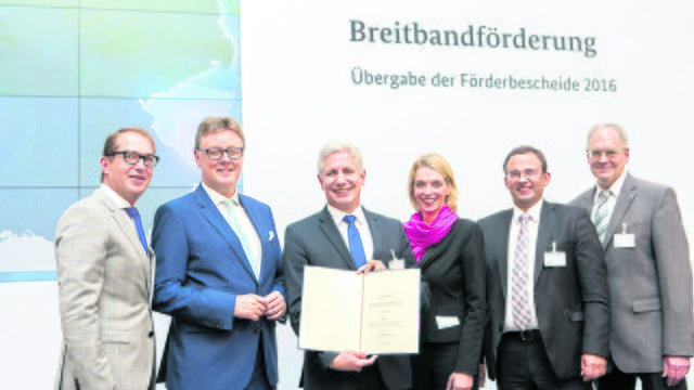Übergabe des Fördermittelbescheides (v. li.): Minister Alexander Dobrindt, Michael Grosse-Brömer (MdB), Landrat Rainer Rempe, Svenja Stadler (MdB), Thorsten Heinze (Bereichsleiter Service) und Thomas Handke (Breitbandbüro Landkreis Harburg)
