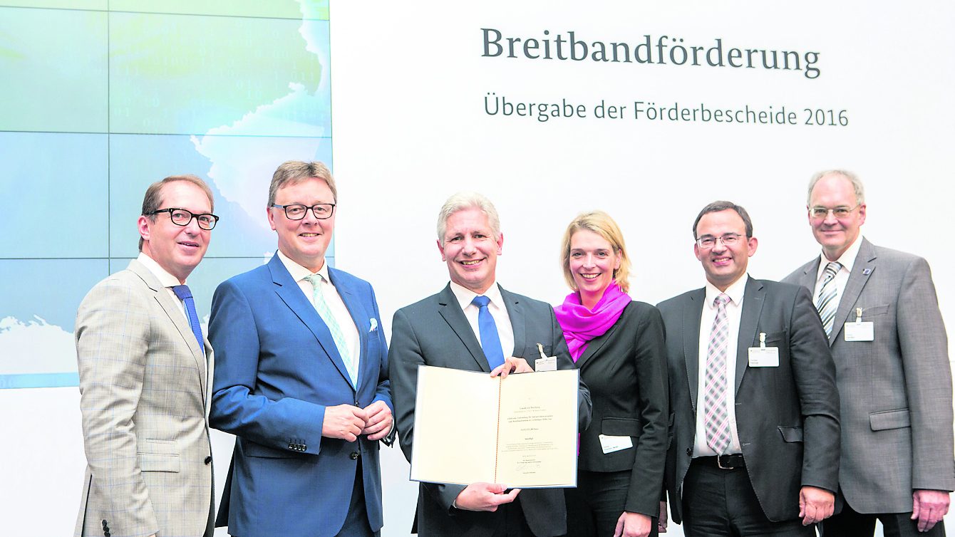 Übergabe des Fördermittelbescheides (v. li.): Minister Alexander Dobrindt, Michael Grosse-Brömer (MdB), Landrat Rainer Rempe, Svenja Stadler (MdB), Thorsten Heinze (Bereichsleiter Service) und Thomas Handke (Breitbandbüro Landkreis Harburg)